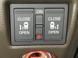 リアドアは乗り降りに便利な両側電動スライドドアです。また運転席に座っていながらスイッチ操作で自在にスライドドアを開け閉めできます。