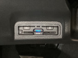 ハンドルの左下にETCがついています。高速道路の料金所の通過も楽々です!。 カードの取り出しもしやすい場所についています。