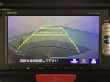 【バックカメラ】運転が苦手な方も車庫入れラクラクです!ギアをリバースに入れれば自動的に切り換わりますので、面倒な操作は不要です♪狭い駐車場もお車を傷つけず安心ですね!