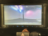 リバースギアに入れるだけで後方の表示へ切り替わります。夜間や雨の日の駐車も楽になりますよ。