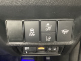 Hondaセンシング用の、VSA(ABS+TCS+横滑り抑制)解除と路外逸脱抑制機能のオンオフスイッチなどはハンドルの右側に装備しています。