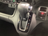 インパネシフトを採用しているので、前席の足元も広々としています。運転席と助手席の行き来もスムーズです!