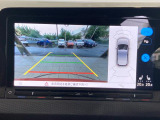ギアをリバースに入れると車両後方の映像を映し出します。画面にはガイドラインが表示され、車庫入れや縦列駐車などの際に安全確認をサポートします。