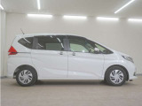 リアには左右スライドドアを採用。狭い駐車場でも開閉しやすく、強風の日でもドアが煽られにくくなっております。小さなお子さまやご年配の方も安心して乗り降りできます。