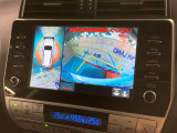 【マルチテレインモニター】車のフロントやサイドのカメラ画像を同時にモニター表示することで、悪路や狭い道を走行時でも周囲の状況確認ができ安心!本格SUVにうれしい装備です♪