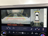 バックカメラの他に上から見下ろしたような画像が見れるアラウンド(全方位)モニター。前後左右を把握できる、すごい機能が装備されています!