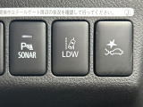 【車線逸脱警報】道路上の白(黄)線を認識し、意図せず走行中の車線からはみ出しそうになった時、メーター内の警告灯とブザーで注意喚起してくれる安心・安全機能です♪