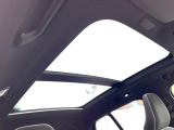 【パノラマルーフ】前後2枚のガラスルーフで室内全体が明るい空間に!フロントセクションはスライド機能があり外気を取り込むことも可能。さらに開放的なドライブを演出できます。