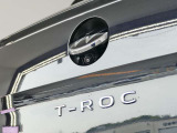 バックカメラ始動時にはVWのエンブレムが動いてカメラがボディの中心位置で映し出します。