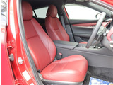 お車選びをお楽しみ頂けるよう、在庫車の展示スペースを十分に確保しております。
