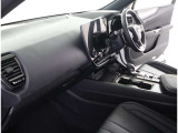 高いホールド性で運転姿勢が安定します。長距離ドライブでも疲れにくいのが魅力です。快適なドライビングライフをお送りください♪