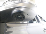 助手席側で見えにくい左前方の映像を、車内のマルチファンクションディスプレイに映し出します。前方への駐車や左寄せ、狭い道でのすれ違いなど、さまざまなシーンで安心して運転できる便利な機能です。