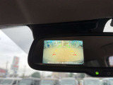 【バックカメラ】後退時に車両後方の映像をモニターに映す機能。目視できない死角を確認でき、衝突事故を防ぎます。駐車が苦手な方だけでなく全てのドライバーに必須の安全装備です。