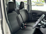 【フロントシート】高めのヒップポイントで見晴らしが良く、運転もしやすいですよ◎運転席アームレストがついているので長距離運転時の疲労軽減になります◎収納ボックス付きアームレスト◎全席、撥水加工も嬉しい!
