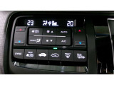 オートエアコンは左右席で独立温度コントロールが可能です。シートヒーター付きで、冷えた車内でもスイッチを押せば数秒で座面と背もたれがあたたかくなります。