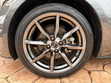 純正ホイールが車を引き締めてくれています♪タイヤの残り溝もバッチリ♪