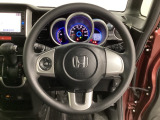 ステアリングスイッチがついていますので、オーディオのチャンネル変更、ボリューム、ジャンル変更が操作可能です。ハンドルから手を離さず安全に操作できます。