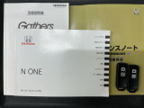 スマートキーは鍵をバッグに入れたままでもドアロックの開閉やエンジンのON・OFFができます。夜間や雨の日も鍵を探さなくて良いので便利です。