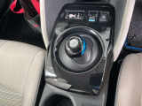 駐車ブレーキは電動式です