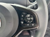 予め設定した速度で定速走行。先行車に近づいたら、システムが先行車との距離や速度差を測定し、自動的に加減速。適切な車間距離を維持しながら追従走行します。