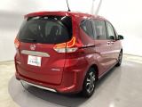 高効率なエンジンをモーターがアシストして走行中の燃費消費を抑えるハイブリッド。停車中もアイドリングストップにより燃費消費と排出ガスをなくします。