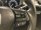 【ステアリングスイッチ】運転中に視線を前に向けたまま画面の操作できます。
