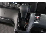 インパネシフトだから視線の移動も少なく足元もスッキリ♪運転席もゆったりしているのでゆとりを持ってドライブできますね!