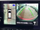 アラウンドビューモニターまるで車を真上から映したような映像で、前後左右の感覚が分かります♪車庫入れや駐車時に大活躍の機能です。