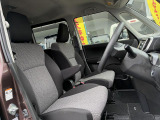 アームレスト付きの運転席は