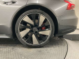 メーカーオプションのアルミホイールとレッドキャリパーを装着しております!