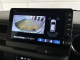 リバースギアに入れるだけで後方の表示へ切り替わります。夜間や雨の日の駐車も楽になりますよ。
