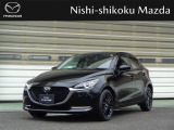 4代目となるデミオは、マツダ魂動デザインを採用。フロントフェイス廻りにメッキの「シグネチャーウイング」を備え、躍動感を表現しています。