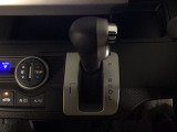 オートマチックシフトレバーは、手になじみ操作しやすい形状で安全運転にもつながります♪