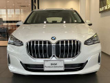 【BMWの伝統-1】BMWの特徴的な&ldquo;キドニーグリル&rdquo;は、80年以上続く伝統の形でございます。変わらないこだわりのデザインが、プレミアムブランド&ldquo;BMW&rdquo;を創り出します。