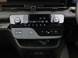 操作しやすいタッチパネル式オートエアコンスイッチ。シフトも新感覚のボタン式です。