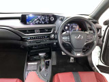 運転席は見やすく整理され、ナビも美しく装着され操作性にも優れています!