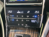 【左右独立型フルオートエアコン】運転席と助手席でそれぞれお好みの温度に設定可能。同乗者にも配慮した、快適な空調をお届け致します。
