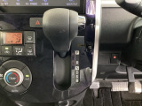 シンプルでとても使いやすいインパネシフトに、パーキングブレーキは、フットブレーキタイプです。