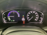 ハイブリット車専用のメーターです。右側の大型スピードメーターに加え、ステアリングスイッチを使って左のマルチインフォメーション・ディスプレイで燃費や動力伝達などの情報が見れるようになっています。