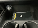 スマートフォンを置いたまま充電出来るワイヤレス充電器付きです!