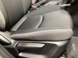 運転席にはドライバーの体型や好みに応じて前後方向だけでなく、高さの調整ができるシートリフターを装備!