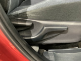 シートハイトアジャスターが付いているので運転姿勢を調整するのに便利ですね。身長に合ったシートポジションは安全運転や疲労軽減にもつながります。