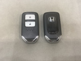 スマートキーを装備しています。鍵を差し込むことなくドアロックの開け閉めと、スタートボタン操作でのエンジンスタートができます。スペアキーも同じものを用意しております。