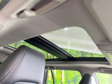 【ガラスルーフ】ガラスルーフ搭載で車内の解放感が一気にアップ!開放的なドライブをお楽しみいただけます。