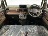 【インパネ】運転のしやすさを最優先に設計された見晴らしの良いフロントビュー。車両間隔が掴みやすく狭い道でも安心♪「安全」と「品質」を最優先に、安心してお乗りいただけるクルマを提供いたします。