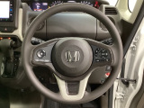 ハンドルにHondaセンシング系のクルーズコントロールやレーンキープアシストなどのスイッチと、オーディオの操作スイッチが装備されています。ハンドルから手を離さず安全に操作できます。