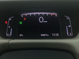 デジタル表示のスピードメーターとタコメーター、燃費やオドメーターなどの表示の他に、ホンダセンシング機能などの表示もできる多機能なマルチインフォメーション・ディスプレイです。