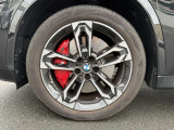 BMWの純正アロイホイールは軽量かつ強度にも優れているホイールで走行性能を引き上げる設計になっております。足元にもBMWは妥協がなくこだわっている個所になります。