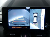 【全周囲モニター】車を上空から見下ろしたような映像をカーナビ画面に映し出し、車庫入れや縦列駐車をサポートしてくれます。