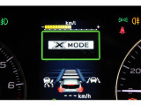 XーMODEは路面に応じて4輪の駆動力やブレーキなどを最適にコントロール。悪路からのスムーズな脱出をサポートします。